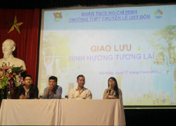 Các vị khách mời cùng cô Lê Thị Huyền - Bí thư Đoàn trường tại buổi giao lưu với các bạn học sinh khối 12